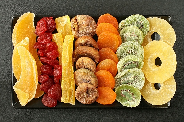 千庫(kù)網(wǎng)_芒果、木瓜、獼猴桃、菠蘿、干草莓、無(wú)花果、杏子等水果, 躺在黑色石頭表面的黑色陶瓷板上。宏觀_攝影圖編號(hào)20106491